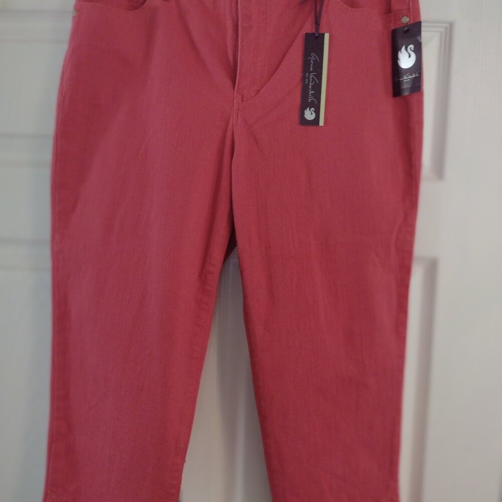 Gloria Vanderbilt Coral color Capris